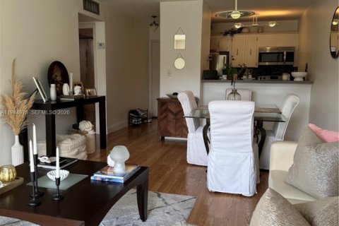 Condo in North Miami, Florida, 1 bedroom  № 2001748 - photo 2