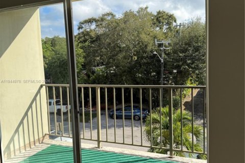 Condo in North Miami, Florida, 1 bedroom  № 2001748 - photo 14