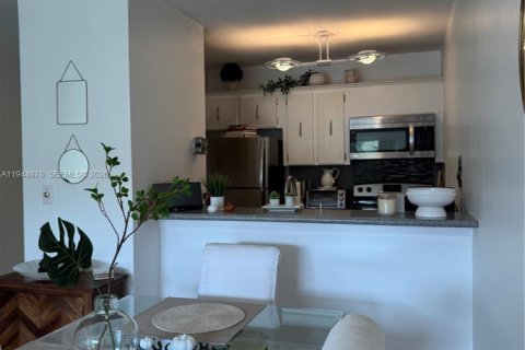 Condo in North Miami, Florida, 1 bedroom  № 2001748 - photo 7