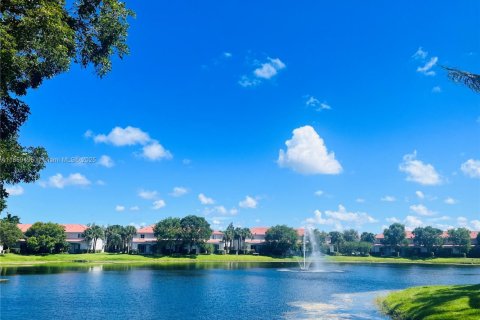 Townhouse in Miramar, Florida 3 bedrooms, 132.2 sq.m. № 1887648 - photo 2