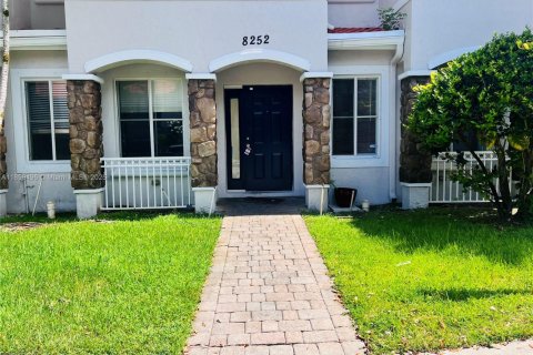 Townhouse in Miramar, Florida 3 bedrooms, 132.2 sq.m. № 1887648 - photo 1