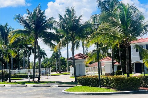 Townhouse in Miramar, Florida 3 bedrooms, 132.2 sq.m. № 1887648 - photo 4