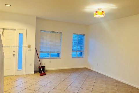 Townhouse in Miramar, Florida 3 bedrooms, 132.2 sq.m. № 1887648 - photo 12