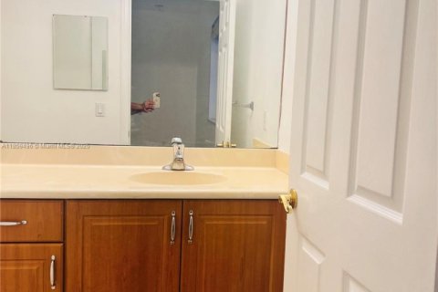Townhouse in Miramar, Florida 3 bedrooms, 132.2 sq.m. № 1887648 - photo 11