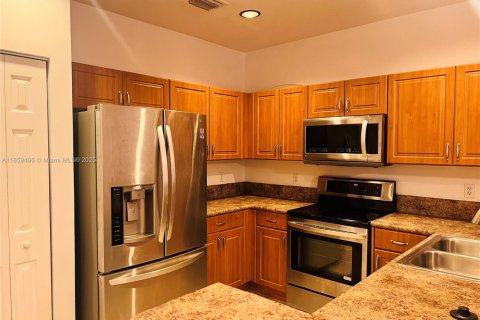 Townhouse in Miramar, Florida 3 bedrooms, 132.2 sq.m. № 1887648 - photo 13