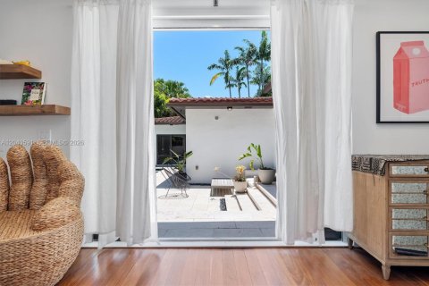 House in Miami, Florida 4 bedrooms, 286.7 sq.m. № 2087918 - photo 24