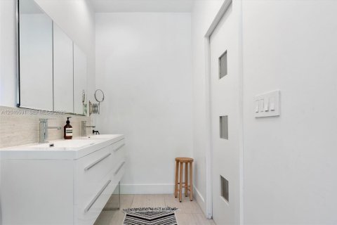 House in Miami, Florida 4 bedrooms, 286.7 sq.m. № 2087918 - photo 25
