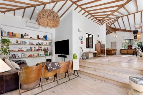 House in Miami, Florida 4 bedrooms, 286.7 sq.m. № 2087918 - photo 8