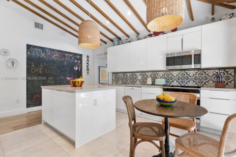 House in Miami, Florida 4 bedrooms, 286.7 sq.m. № 2087918 - photo 14