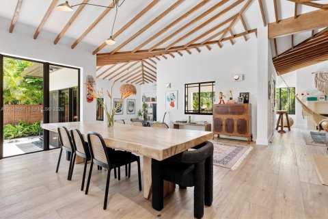 House in Miami, Florida 4 bedrooms, 286.7 sq.m. № 2087918 - photo 10