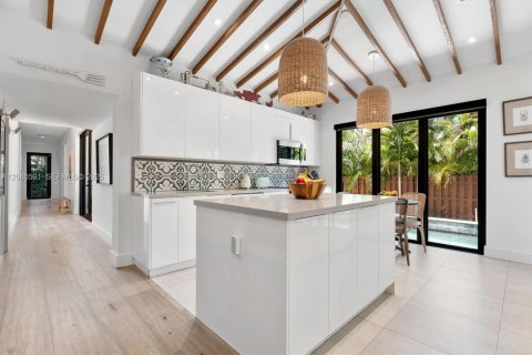 House in Miami, Florida 4 bedrooms, 286.7 sq.m. № 2087918 - photo 12