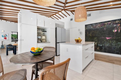 House in Miami, Florida 4 bedrooms, 286.7 sq.m. № 2087918 - photo 16