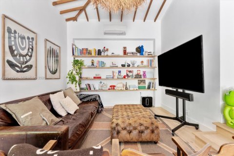 House in Miami, Florida 4 bedrooms, 286.7 sq.m. № 2087918 - photo 7