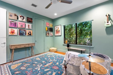 House in Miami, Florida 4 bedrooms, 286.7 sq.m. № 2087918 - photo 21