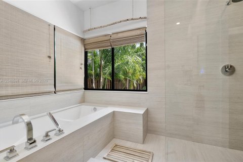 House in Miami, Florida 4 bedrooms, 286.7 sq.m. № 2087918 - photo 26