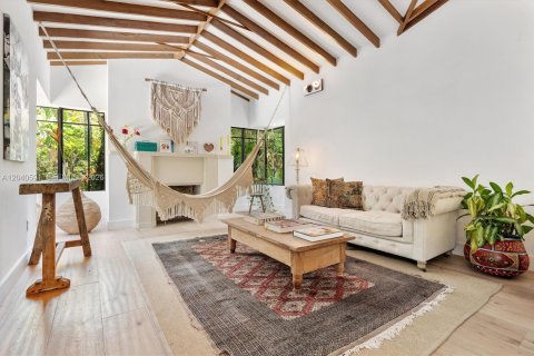 House in Miami, Florida 4 bedrooms, 286.7 sq.m. № 2087918 - photo 2