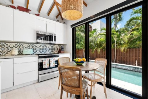 House in Miami, Florida 4 bedrooms, 286.7 sq.m. № 2087918 - photo 15