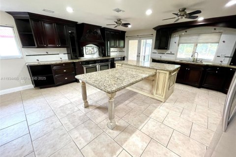 Снять в аренду виллу или дом в Корал-Спрингс, Флорида 3 спальни, 189.71м2, № 1992716 - фото 3