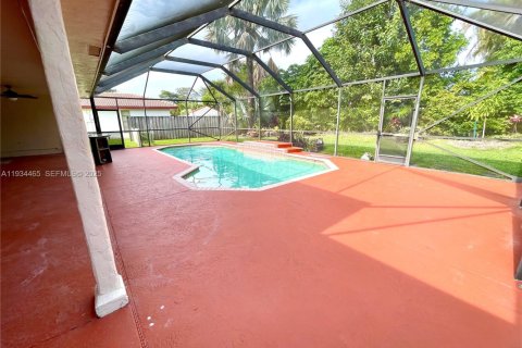 Снять в аренду виллу или дом в Корал-Спрингс, Флорида 3 спальни, 189.71м2, № 1992716 - фото 26