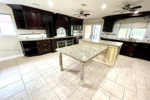 Снять в аренду виллу или дом в Корал-Спрингс, Флорида 3 спальни, 189.71м2, № 1992716 - фото 19