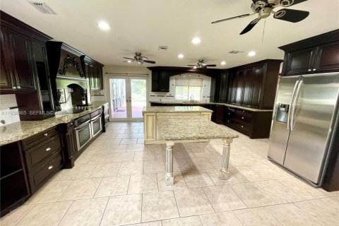 Снять в аренду виллу или дом в Корал-Спрингс, Флорида 3 спальни, 189.71м2, № 1992716 - фото 2