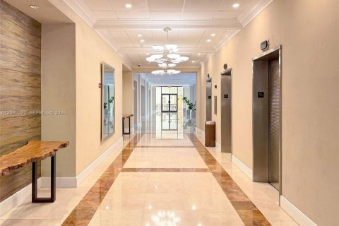 Condo in Miami, Florida, 1 bedroom  № 2393260 - photo 24