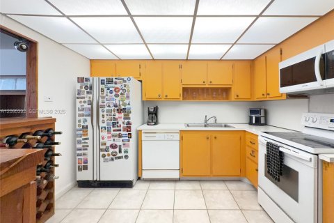 Condo in Miami, Florida, 1 bedroom  № 2393260 - photo 10
