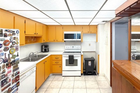Condo in Miami, Florida, 1 bedroom  № 2393260 - photo 9