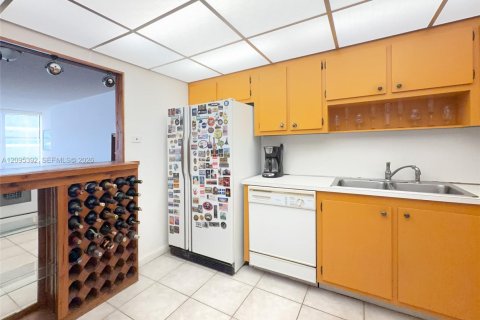 Condo in Miami, Florida, 1 bedroom  № 2393260 - photo 11