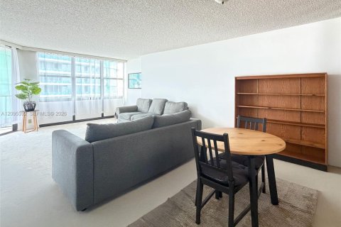 Condo in Miami, Florida, 1 bedroom  № 2393260 - photo 4
