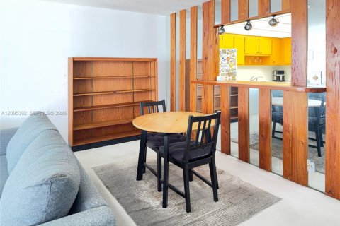Condo in Miami, Florida, 1 bedroom  № 2393260 - photo 6