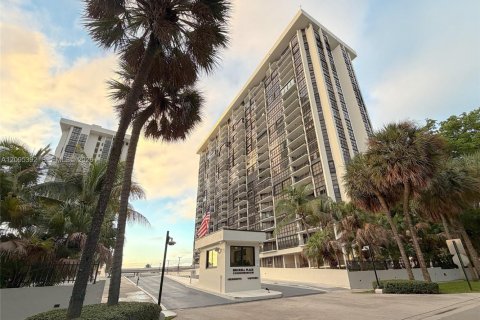 Condo in Miami, Florida, 1 bedroom  № 2393260 - photo 19