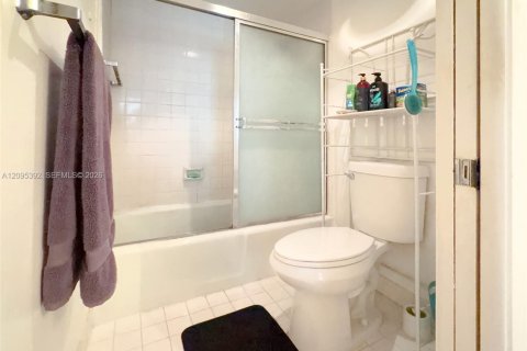 Condo in Miami, Florida, 1 bedroom  № 2393260 - photo 15