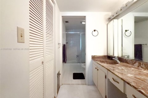 Condo in Miami, Florida, 1 bedroom  № 2393260 - photo 14