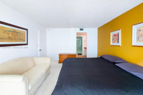 Condo in Miami, Florida, 1 bedroom  № 2393260 - photo 13