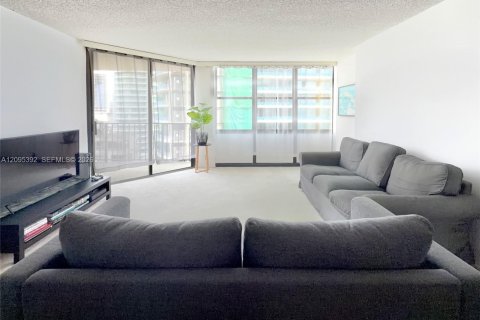 Condo in Miami, Florida, 1 bedroom  № 2393260 - photo 2