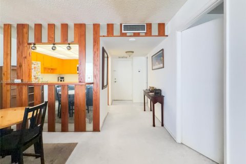 Condo in Miami, Florida, 1 bedroom  № 2393260 - photo 8