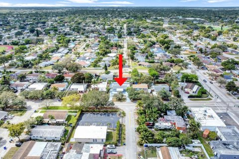 House in Hollywood, Florida 4 bedrooms, 104.52 sq.m. № 1890089 - photo 20