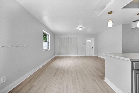 House in Hollywood, Florida 4 bedrooms, 104.52 sq.m. № 1890089 - photo 28