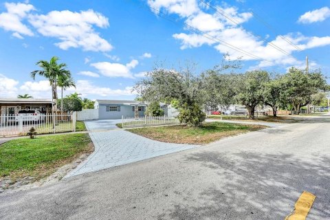 House in Hollywood, Florida 4 bedrooms, 104.52 sq.m. № 1890089 - photo 23
