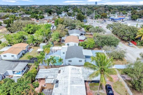 House in Hollywood, Florida 4 bedrooms, 104.52 sq.m. № 1890089 - photo 22