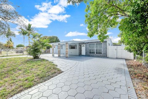 House in Hollywood, Florida 4 bedrooms, 104.52 sq.m. № 1890089 - photo 17
