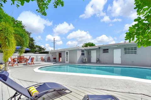 House in Hollywood, Florida 4 bedrooms, 104.52 sq.m. № 1890089 - photo 12