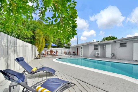 House in Hollywood, Florida 4 bedrooms, 104.52 sq.m. № 1890089 - photo 11
