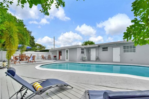 House in Hollywood, Florida 4 bedrooms, 104.52 sq.m. № 1890089 - photo 1
