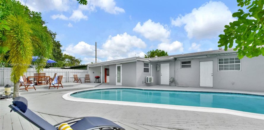 House in Hollywood, Florida 4 bedrooms, 104.52 sq.m. № 1890089