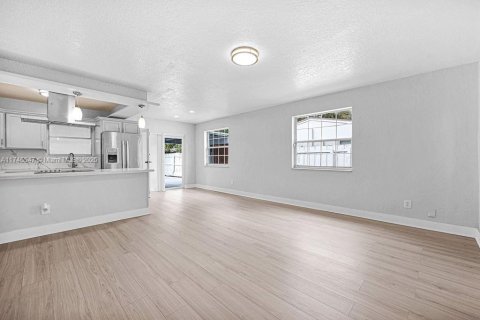 House in Hollywood, Florida 4 bedrooms, 104.52 sq.m. № 1890089 - photo 27