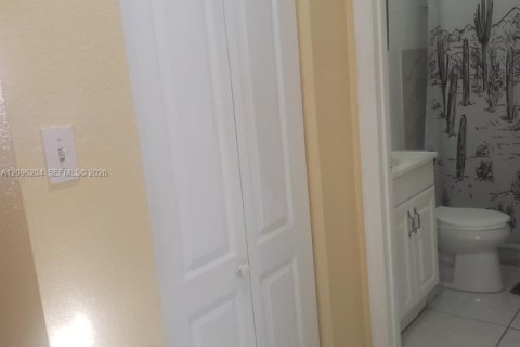 Villa ou maison à louer à Miami, Floride: 2 chambres № 2386853 - photo 14