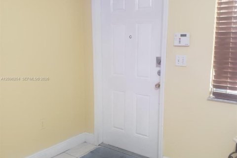 Villa ou maison à louer à Miami, Floride: 2 chambres № 2386853 - photo 12