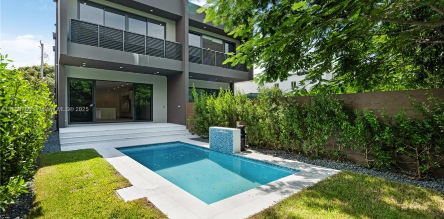 Touwnhouse à Miami, Floride 4 chambres, 246.19 m2 № 1856931